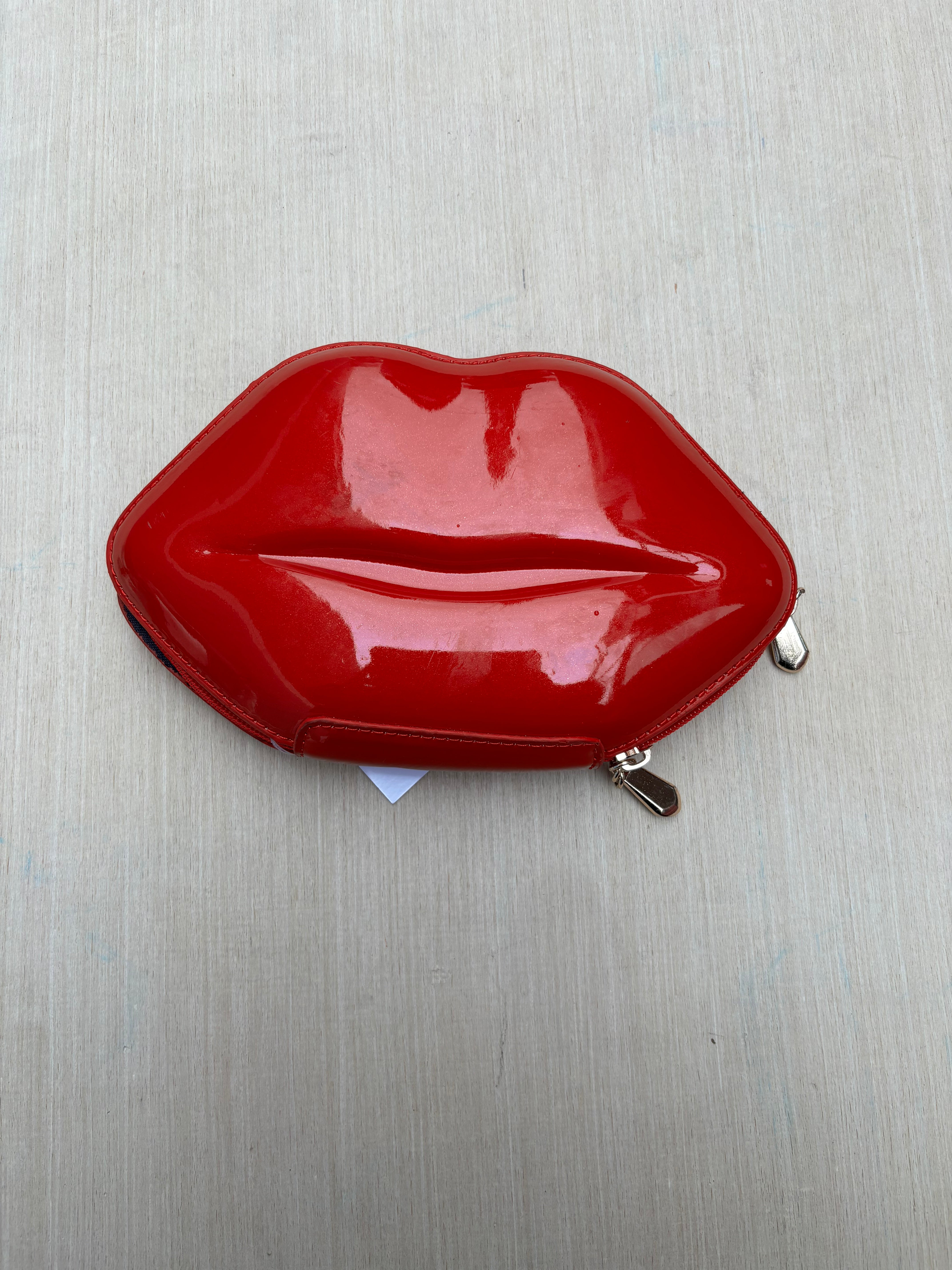 red  kiss bag