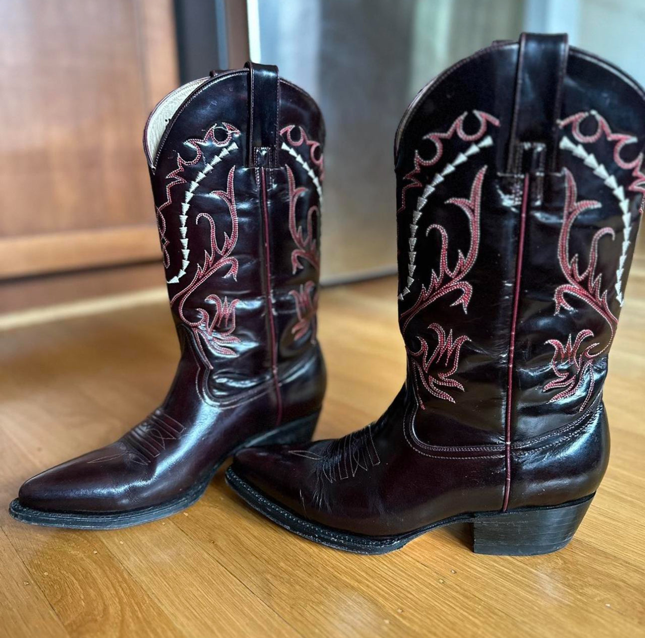 Black red  Vtg leather cowboy boots, 8.5 womens