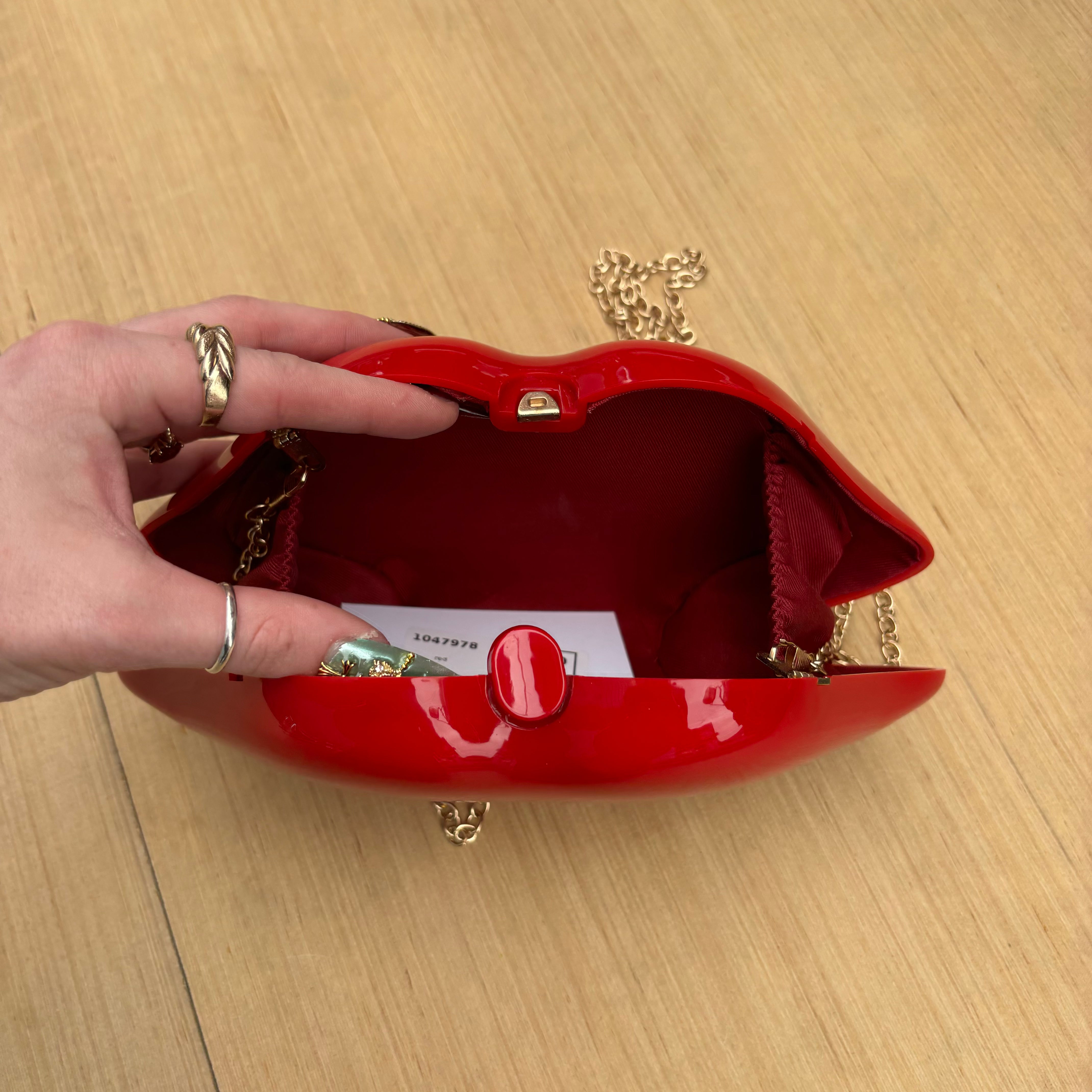 red  lip purse